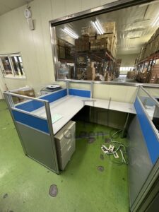 2.5屏風112高主桌側桌活動櫃