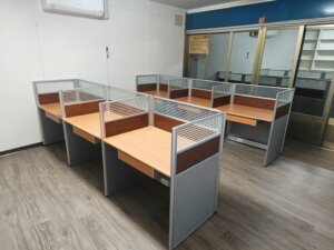 2.5屏風(112高)+木紋主桌+木紋中抽7