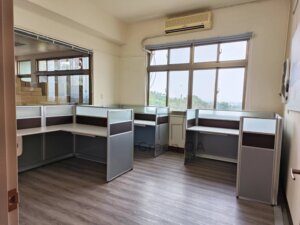 2.5屏風(112高)+主桌+側桌+abs中抽1