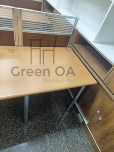 2.5屏風(112高)+木紋主桌2