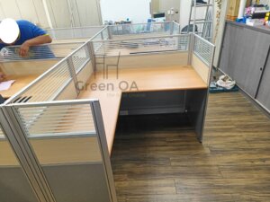 2.5屏風(112高)+木紋主桌+側桌4