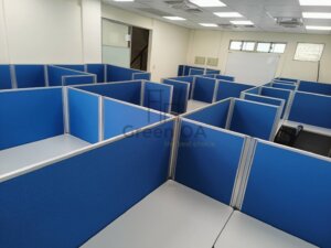 2.5屏風(132高)兩層+主桌+側桌+abs中抽+活動櫃+職員椅11