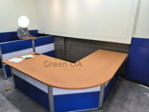 2.5屏風(72高+102高)+主桌+造型桌板+鋼製中抽(無鎖)+活動櫃+職員椅1