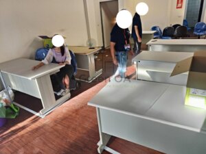 Hu辦公桌+低活動櫃+職員椅1