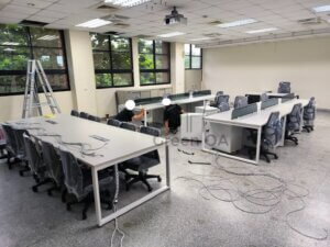 黑色口字腳l型主管桌+sq白色口字腳工作站+桌上屏+sq白色口字腳會議桌+f型白色活動櫃+n1會議椅+密碼公文櫃1