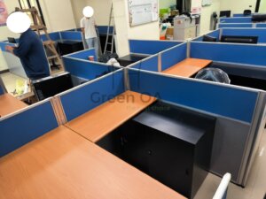 2.5屏風(102高)+主桌+側桌+黑色活動櫃+辦公椅+烤黑理想櫃6