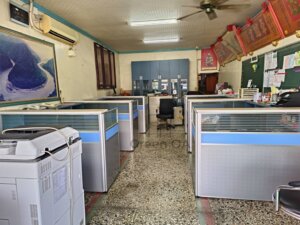 2.5屏風(112高)+主桌+櫃檯板1