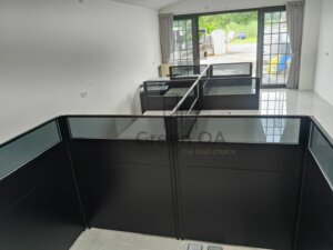 2.5屏風(112高)烤黑+主桌+黑色活動櫃+黑色abs中抽5