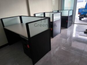 2.5屏風(102高)烤黑+主桌+黑色活動櫃2