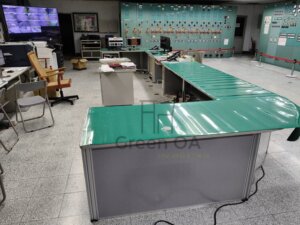 2.5屏風(72高)+平條主桌+ABS中抽+高活動櫃+桌墊1