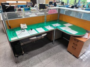 2.5屏(122高)+l型櫃檯板3