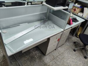 2.5屏風(112高)+主桌+活動櫃+櫃檯板+鋼製中抽無鎖+透明桌墊2