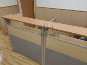 2.5屏風(122高+182高)+木紋主桌+木紋活動櫃+木紋櫃檯板+abs鍵盤+辦公椅3