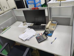 2.5屏風(112高)+主桌+剛致中抽無鎖+活動櫃+櫃檯板1