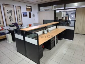 2.5屏風(112高)烤黑+木紋主桌+黑色f型活動櫃+櫃檯板+abs中抽+6尺4抽隔間櫃1