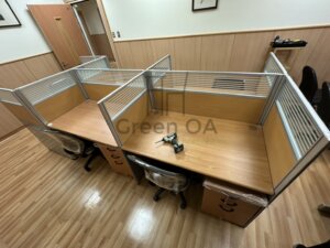 2.5屏風(122高)+主桌+職員椅+木紋面活動櫃3