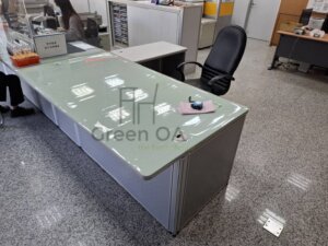 2.5屏風(72高)+主桌+鋼製中抽+高隔間拆組+活動門+l型cd主管桌1