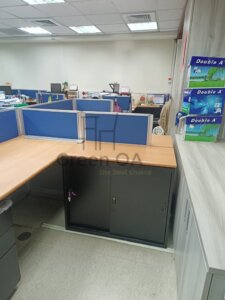 2.5屏風(102高)+木紋主桌+黑色理想櫃2