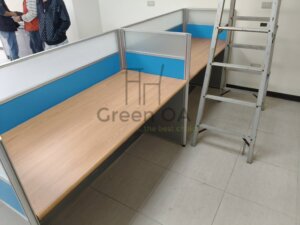 2.5屏風(112高)+木紋主桌2