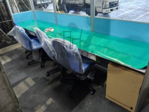 2.5屏風(182高)+主桌+活動櫃+鋼製中抽有鎖+桌墊+辦公椅3