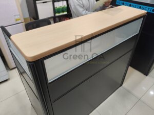 2.5屏風(112高)烤黑+淺木紋主桌+櫃檯板1