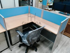 2.5屏風(102高)+木紋主桌+活動櫃+abs中抽+職員椅4