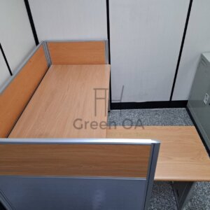 2.5屏風(102高)+木紋主桌+側桌1