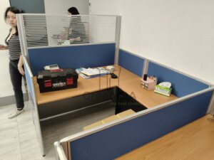 2.5屏風(102高)+木紋主桌+黑色活動櫃3