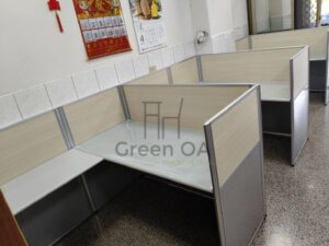 2.5屏風(112高)+主桌+側桌+綠色透明桌墊2