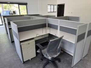 2.5屏風(112高)+主桌+側桌+鋼製中抽無鎖+活動櫃+職員椅+櫃檯板3