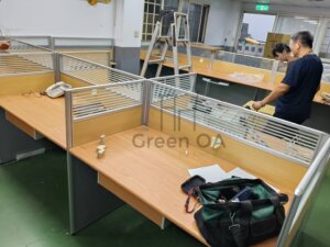 2.5屏風(112高)+木紋主桌+側桌+木紋活動櫃+木紋中抽無鎖+abs鍵盤+abs主機架+櫃檯板14