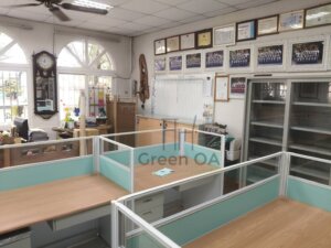 2.5屏風(112高)烤白+木紋主桌+鋼製中抽無鎖+活動櫃+連座書櫃+公文櫃2