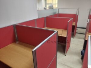 2.5屏風(122高+152高)+木紋主桌3