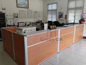 2.5屏風(102高+72高)+主桌+櫃檯板1