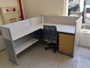 2.5屏風(102高)+主桌+側桌+活動櫃+職員椅2