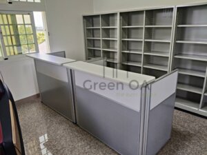 2.5屏風(102高)+主桌+櫃檯板+活動櫃+鋼製中抽有鎖+四尺連座書櫃2