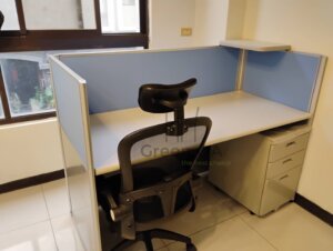 2.5屏風(112高)兩層+主桌+活動櫃+櫃檯板+職員椅2