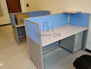 2.5屏風(112高)兩層+櫃檯板+主桌+活動櫃2