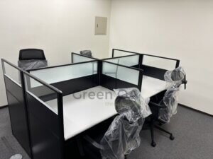 2.5屏風(112高)烤黑+主桌+黑色活動櫃2