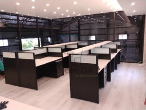 2.5屏風(112高)烤黑+主桌+黑色活動櫃+櫃檯板4