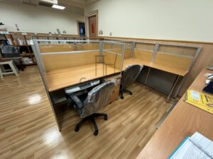 2.5屏風(122高)+木紋主桌+側桌+abs鍵盤架+職員椅+木紋面活動櫃+櫃檯板5