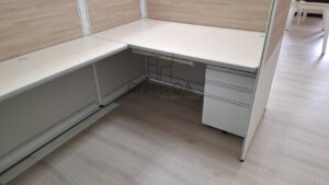 2.5屏風(132高)烤白+平條主桌+鋼製薄抽+白色f型活動櫃1