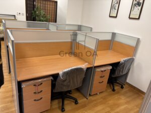 2.5屏風(122高)+木紋主桌+木紋活動櫃+黑皮辦公椅有扶手1