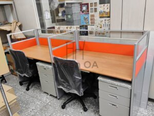 2.5屏風(112高)+木紋主桌+abs中抽+活動櫃+職員椅2