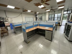 2.5屏風(112高)+木紋主桌+木紋側桌+abs中抽+活動櫃+三角線槽盒1