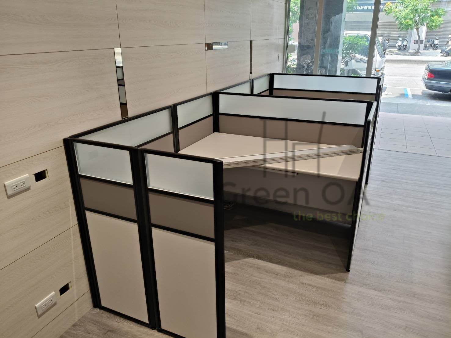 2.5屏風(112高)烤黑+主桌+側桌4