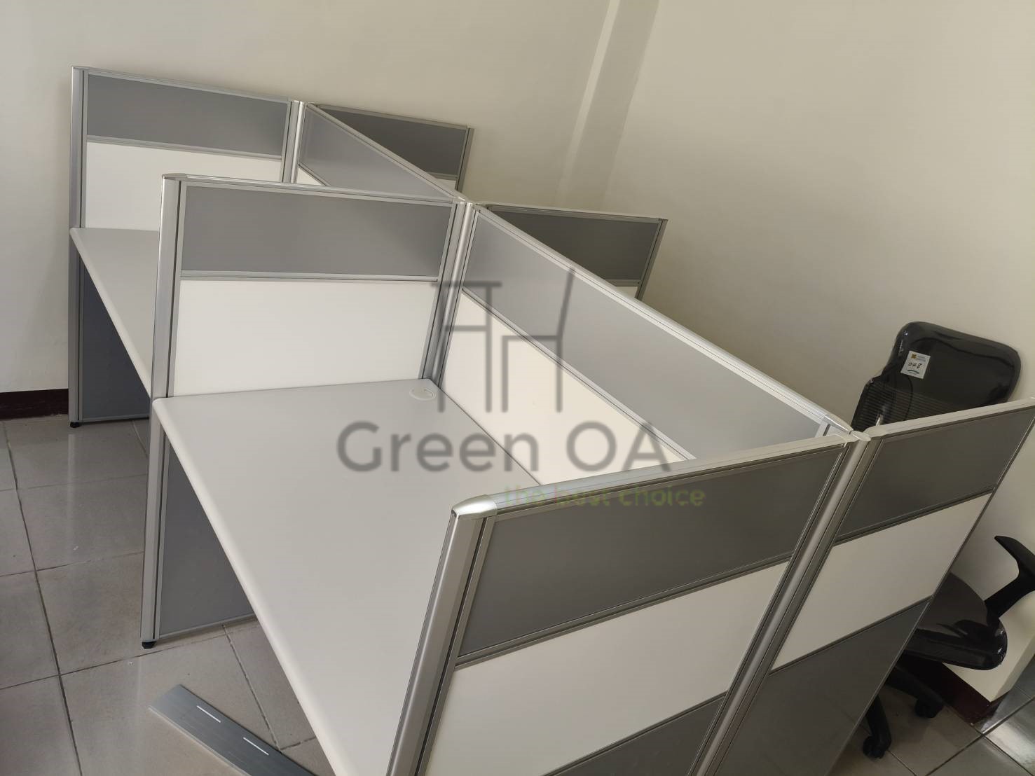 2.5屏風(122高)+主桌+黑色活動櫃+職員椅