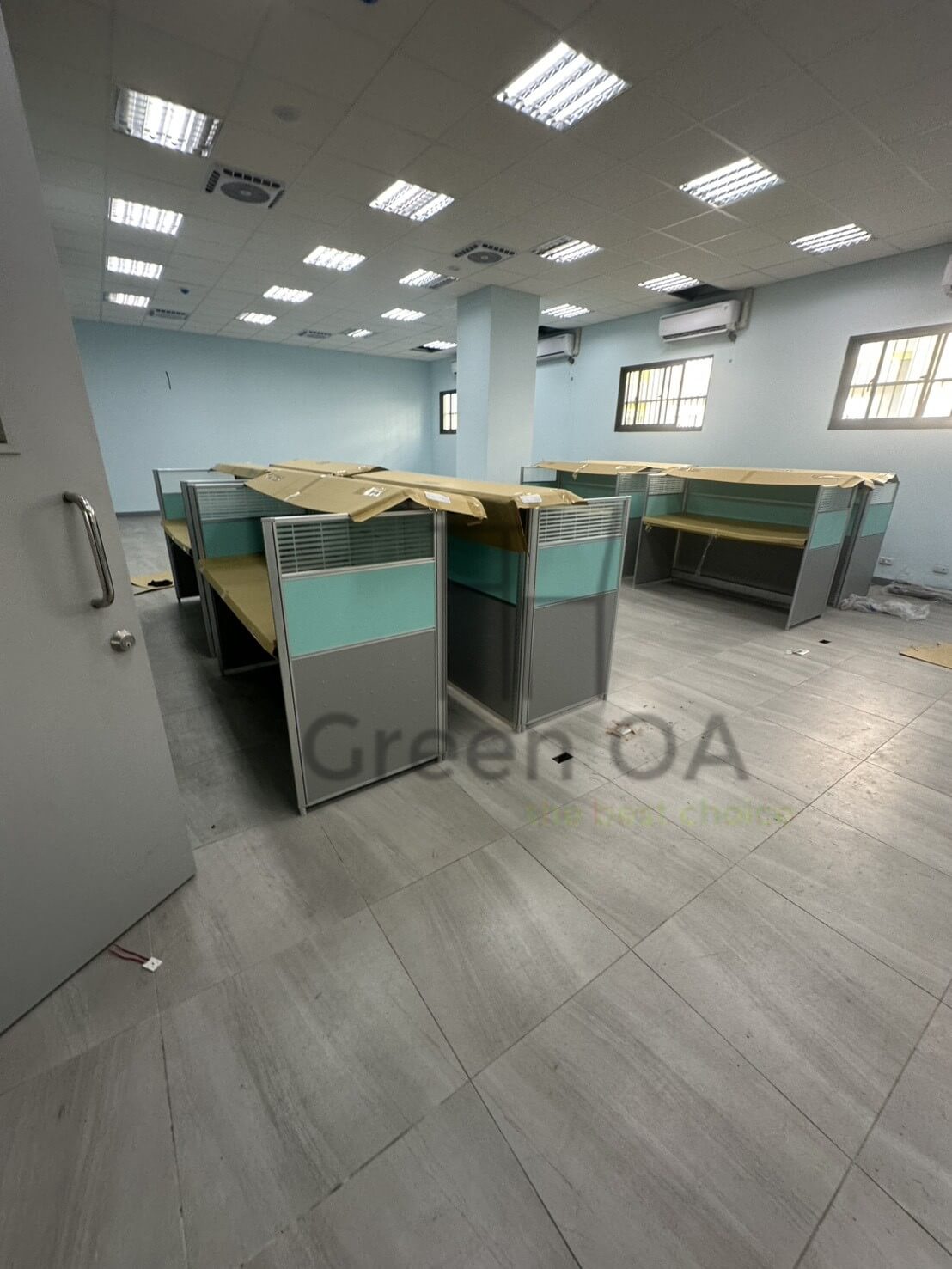 2.5屏風(122高)+鋼製中抽有鎖+活動櫃+職員椅+櫃檯板6