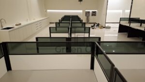 2.5屏風(112高+122高)烤黑+主桌+ABS中抽+側桌+白色弧形活動櫃2