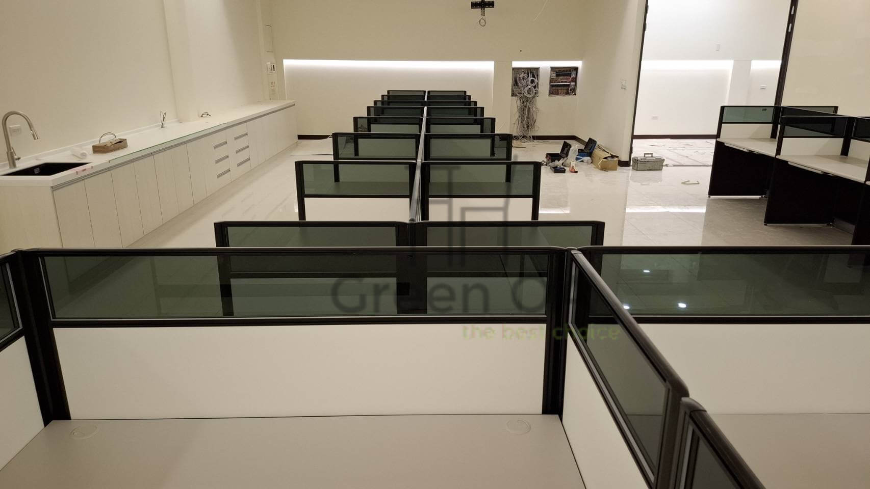 2.5屏風(112高+122高)烤黑+主桌+ABS中抽+側桌+白色弧形活動櫃2